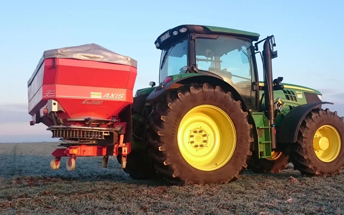 Düngerstreuer: Von 0 auf 80 in einer Zehntel Sekunde