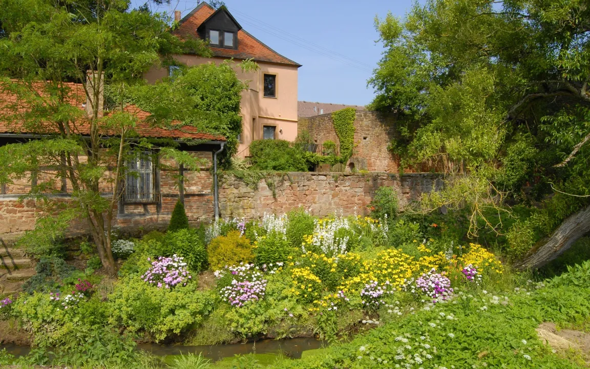 Kleine Helfer in Garten und Gewächshaus