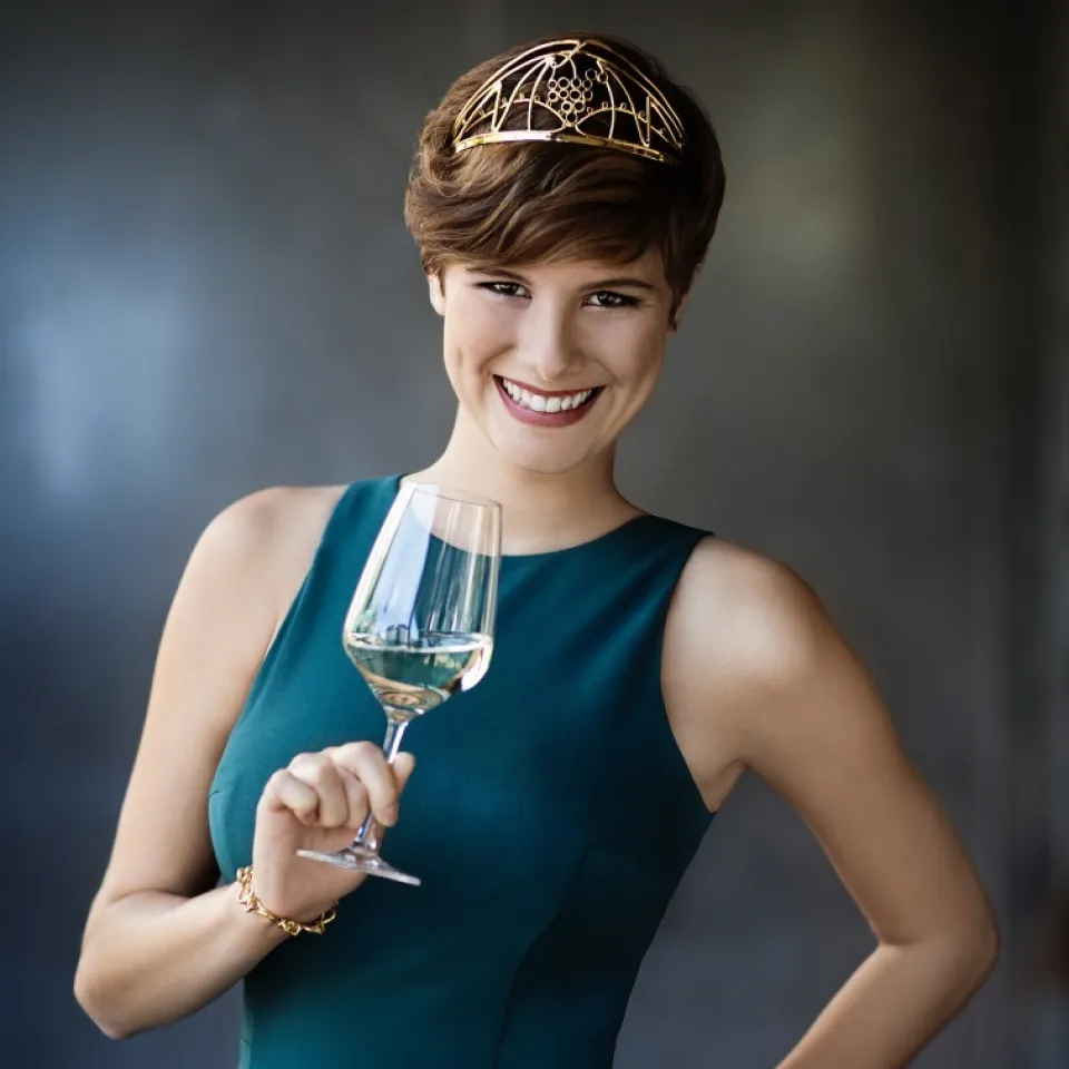 Weinkönigin freut sich auf "besonderen Jahrgang 2015"