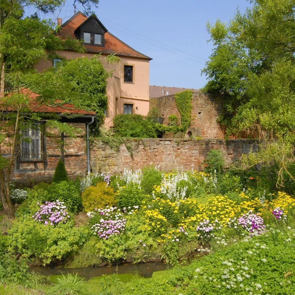Kleine Helfer in Garten und Gewächshaus